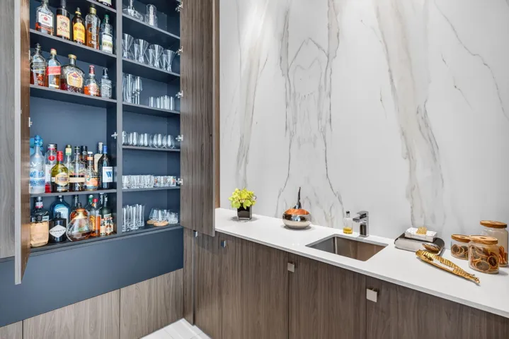 025 - Wet Bar & Entertaining Service Are