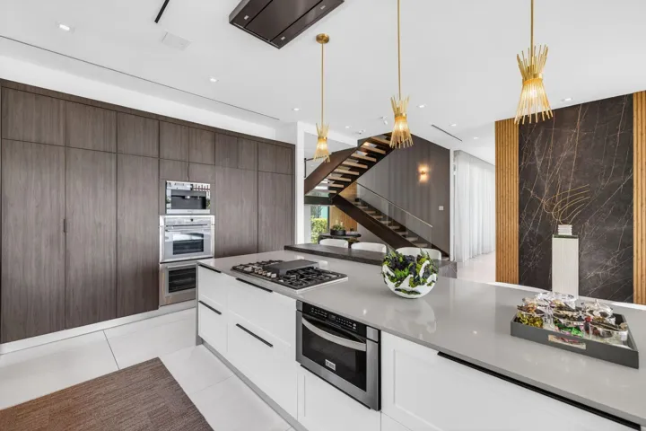 032 - Kitchen, Range Wall & Floating Sta