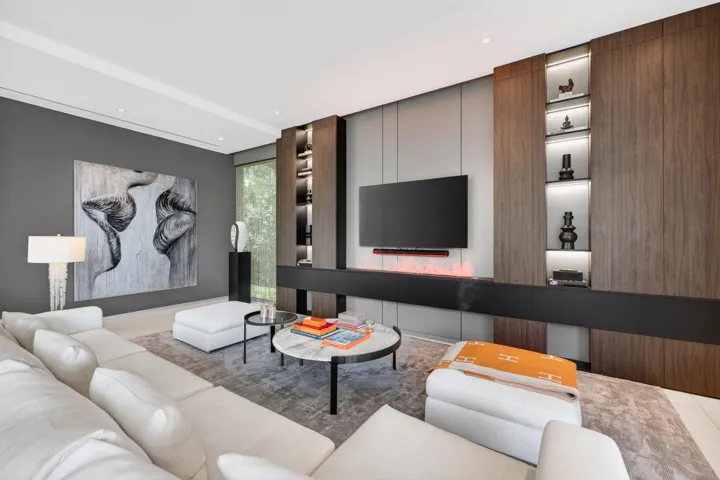 026 - Family Room with Built-Ins