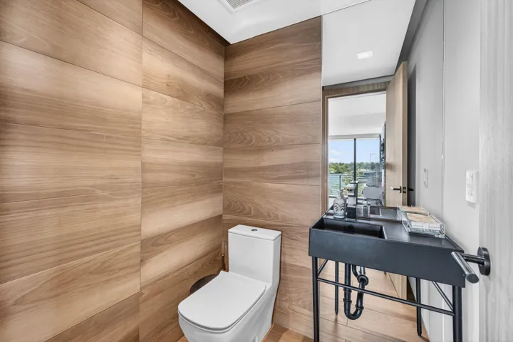091 - Third-Floor Powder Room