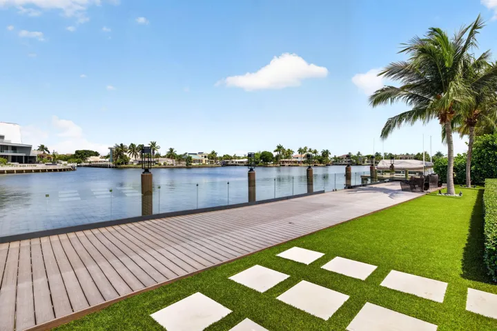 110 - Waterfront Promenade & Dockage