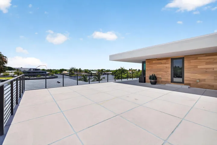 093 - Expansive Rooftop Terrace