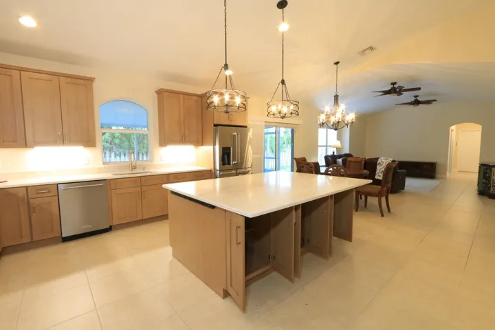 EXTRA STORAGE ON BOTH SIDE OF THE ISLAND