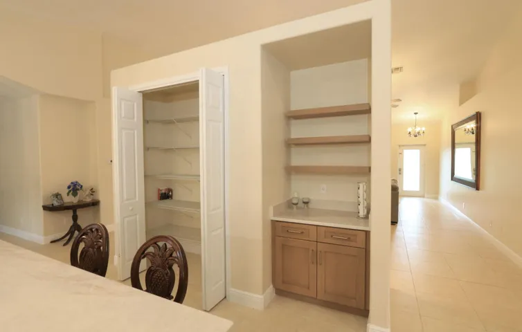 COFFEE BAR/DOUBLE PANTRY