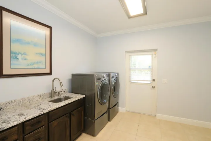 HUGE LAUNDRY ROOM
