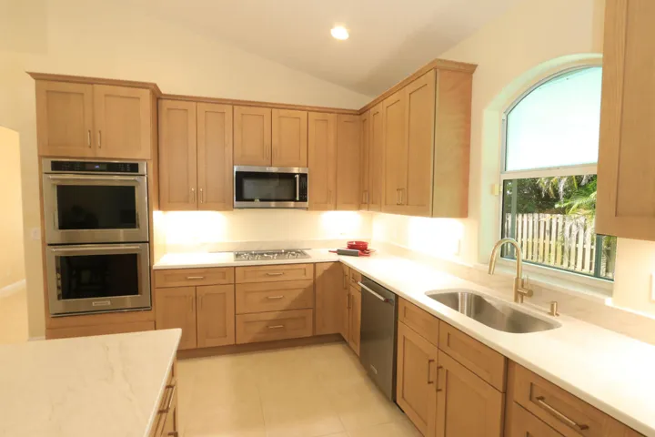 GAS COOKTOP & DOUBLE WALL OVENS!