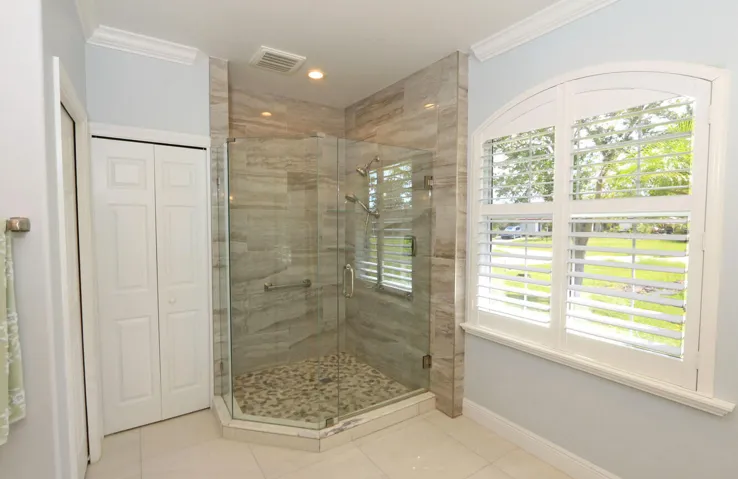 HIGH END FINISHES, FRAMELESS GLASS ENCLOSURE