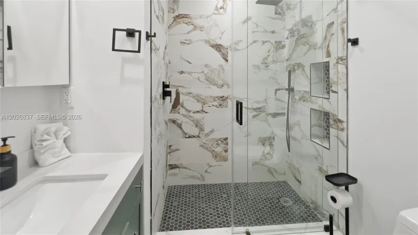 2nd suite bath 1