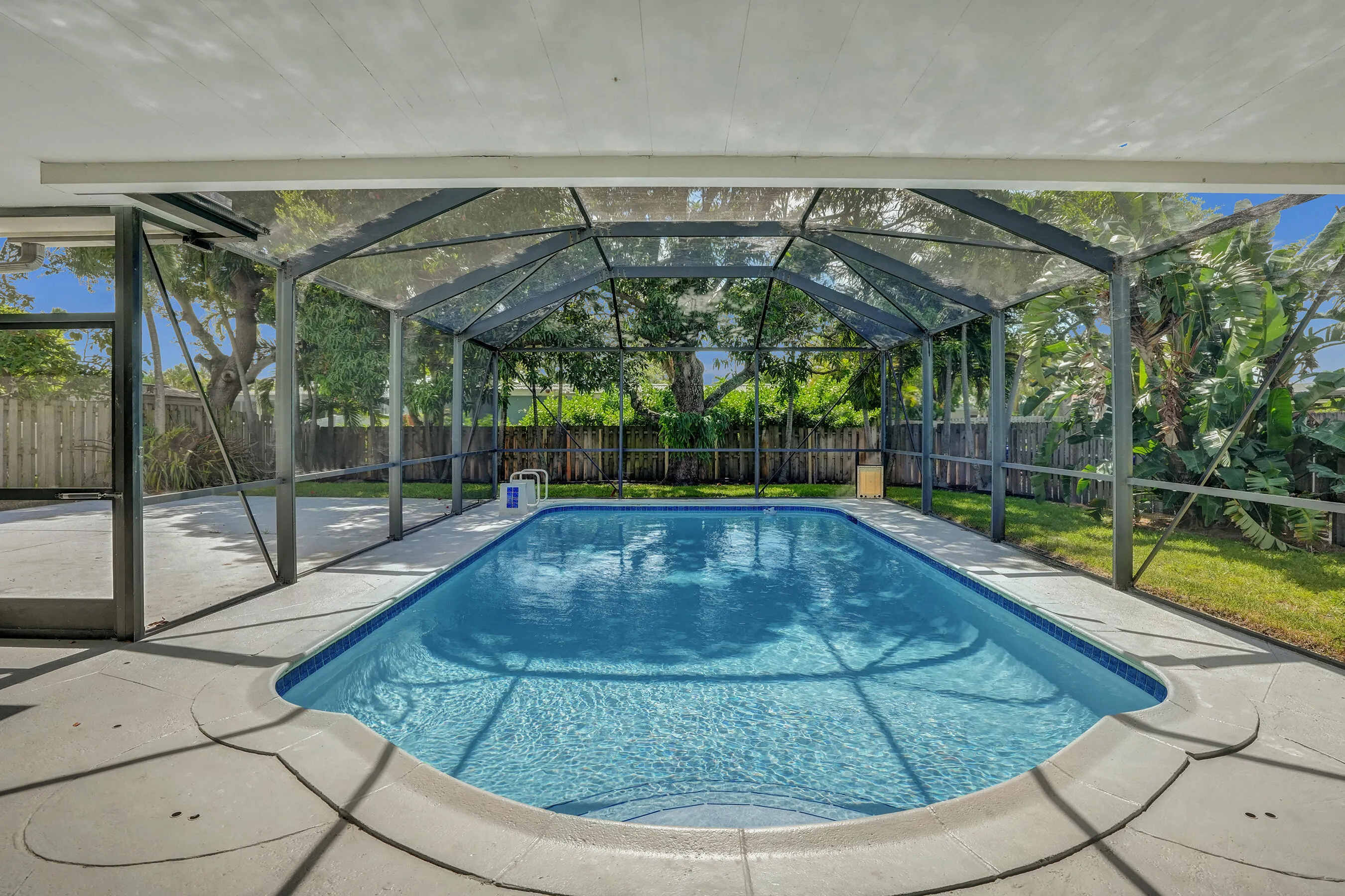 1000043682