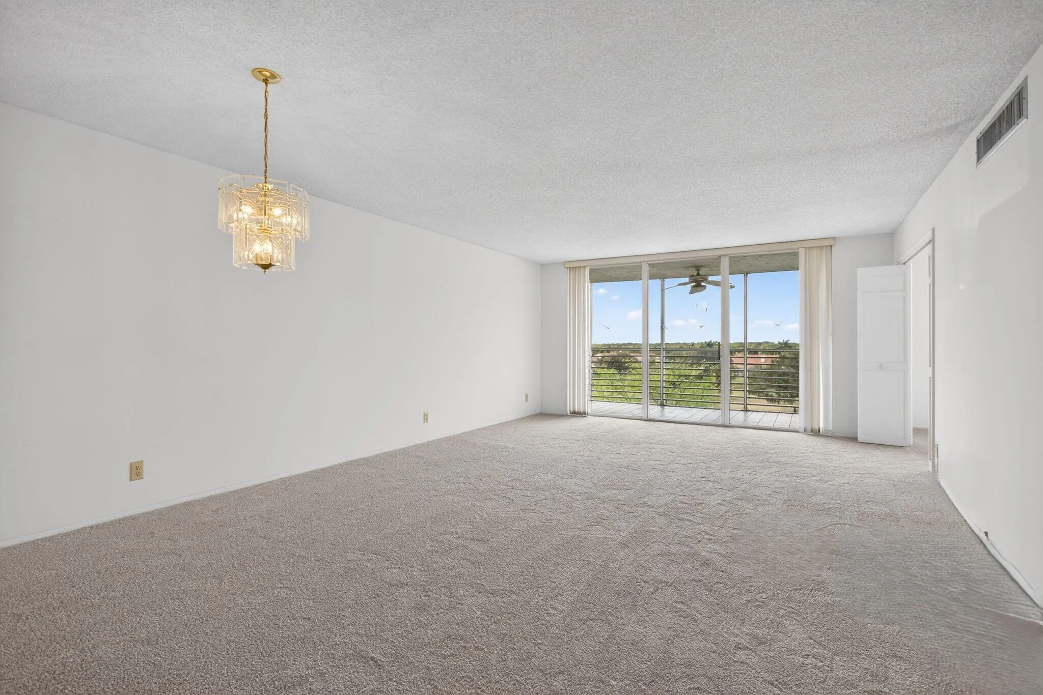 Dining & Living​​‌​​​​‌​​‌‌​‌‌​​​‌‌​‌​‌​‌​​​‌​​ Area