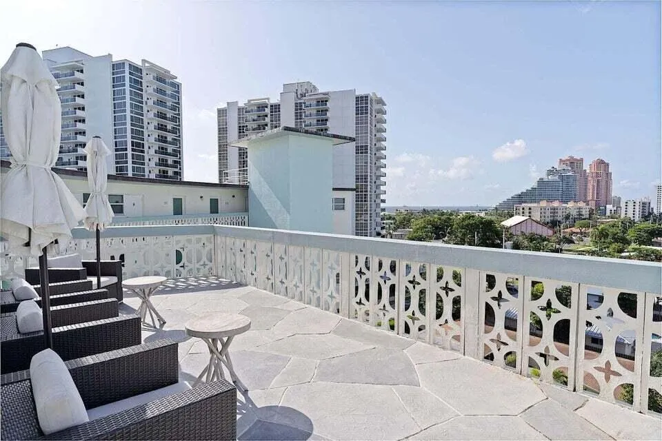 ROOFTOP PATIO