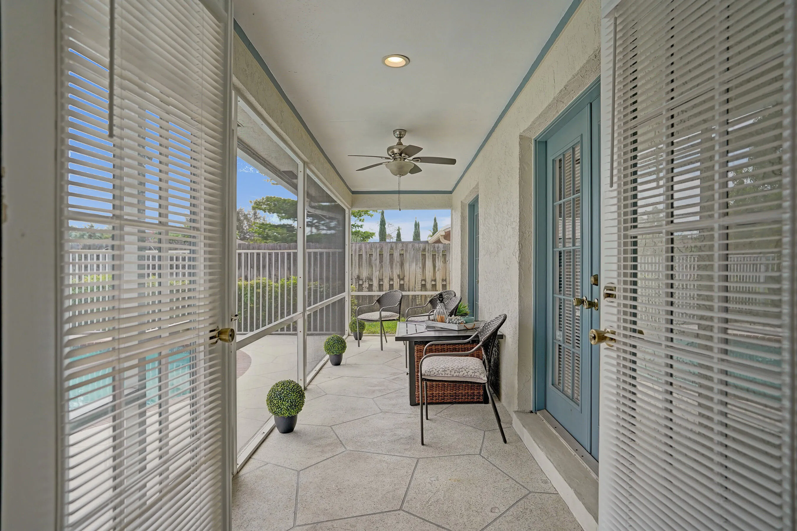 Patio w/ Ceiling Fan!