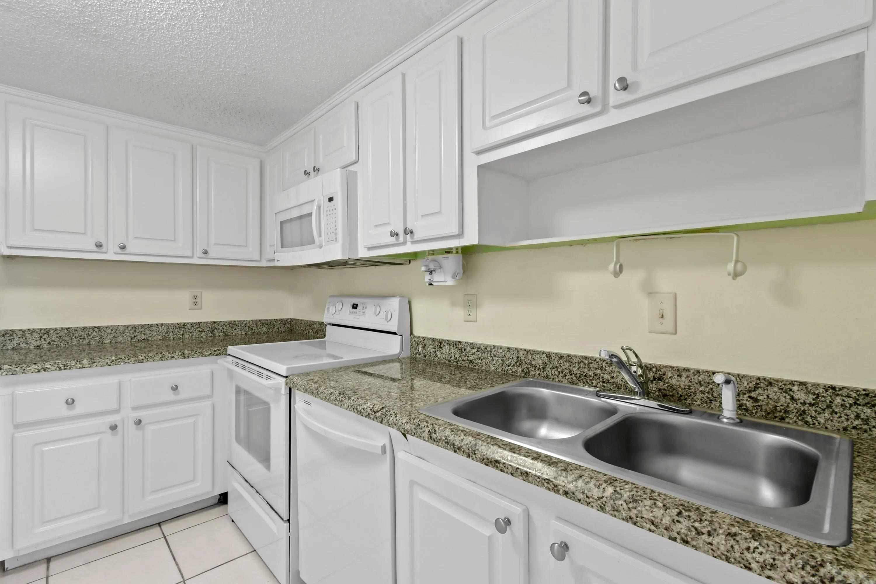 Pictures taken from listing prior to current tenant occupancy.