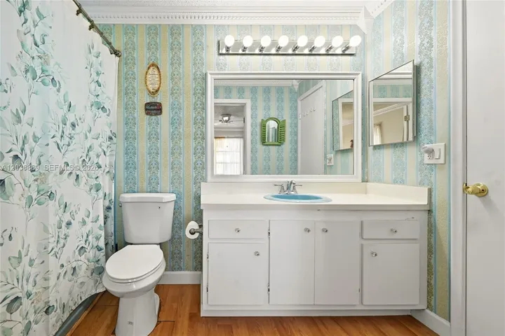 Primary bathroom tub/shower combo