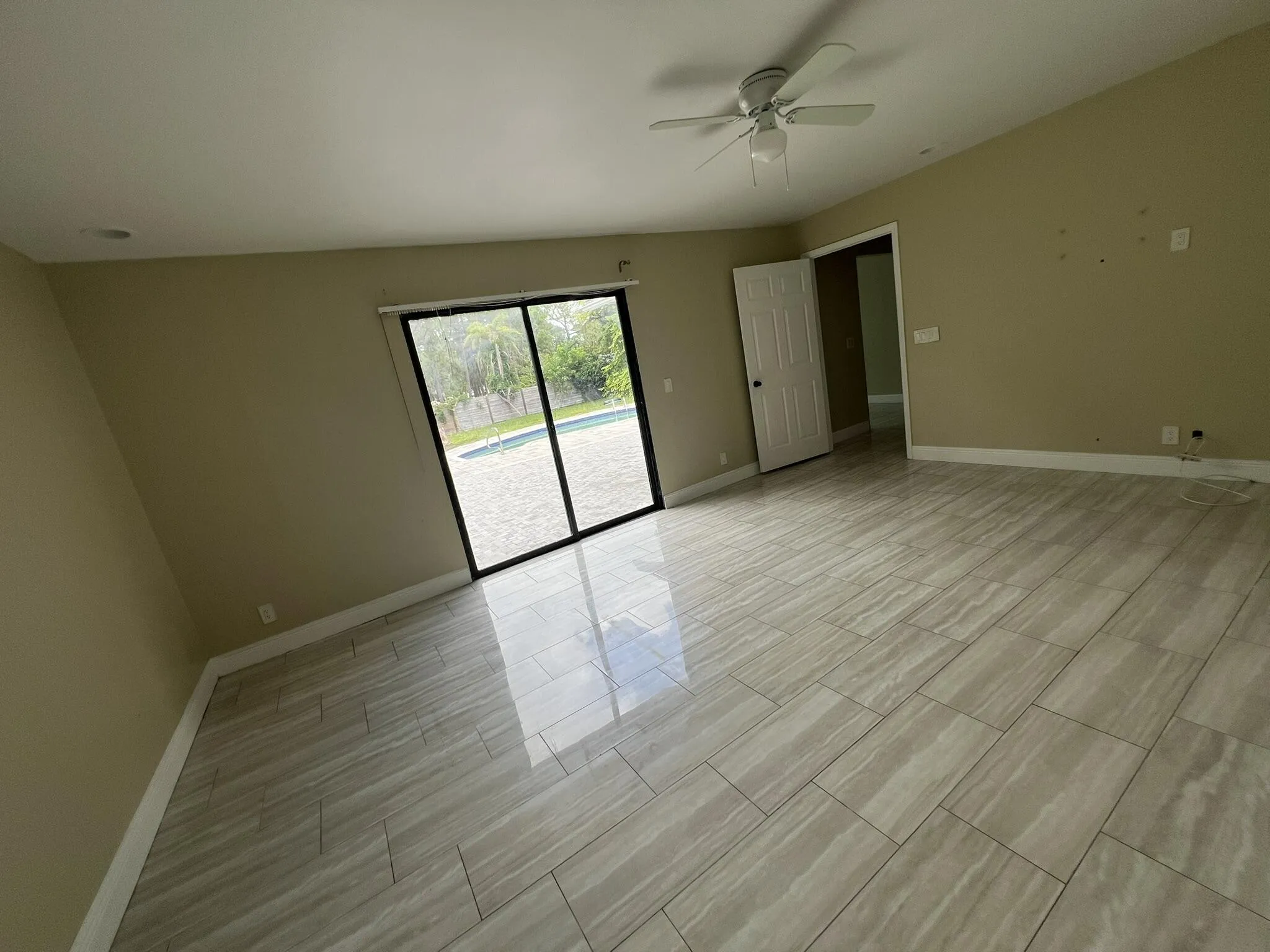 Master BR w access to pool