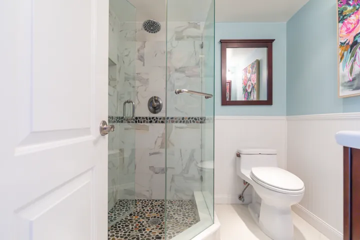 Full guest bathroom