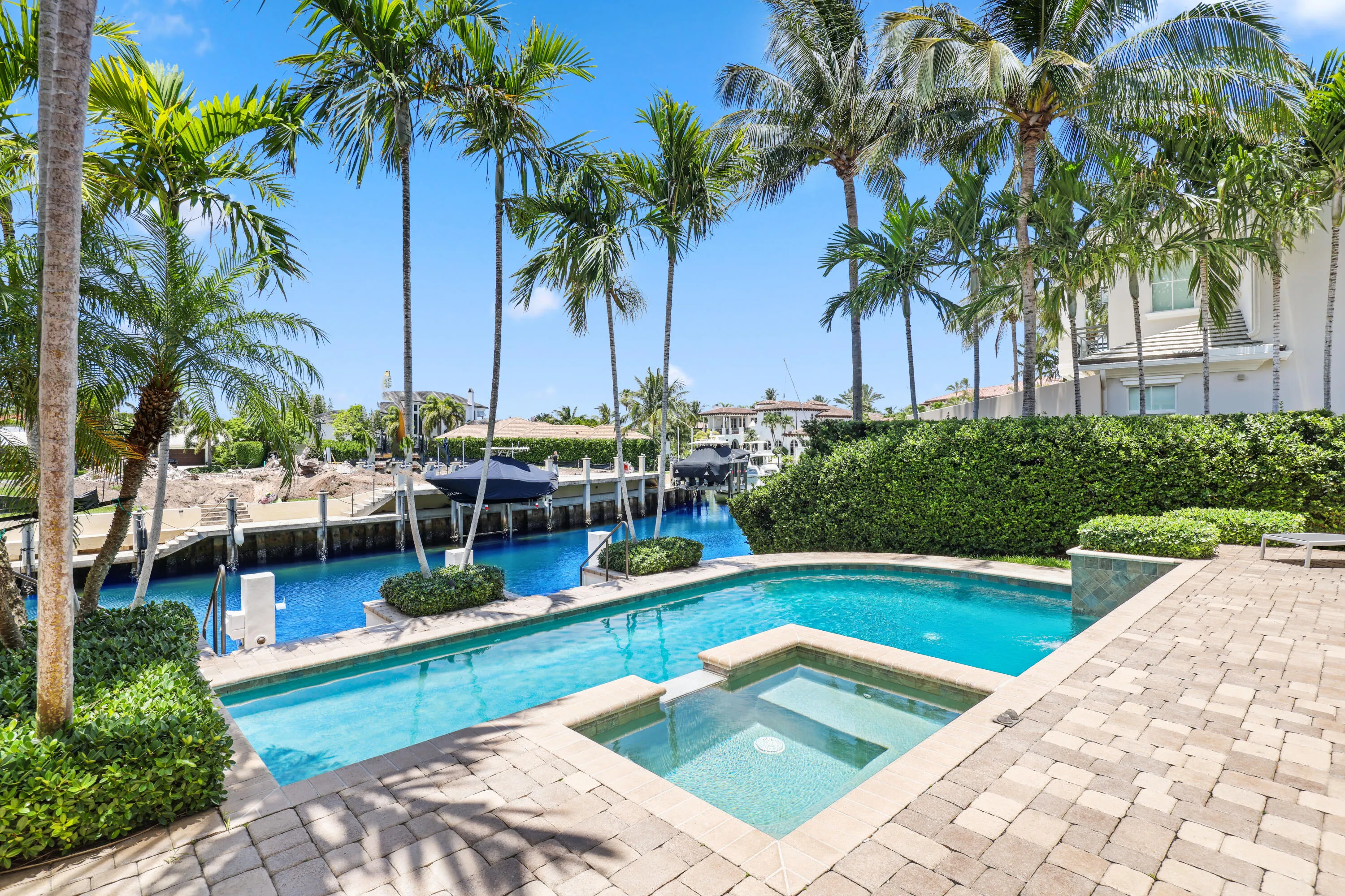 Pool/Water View