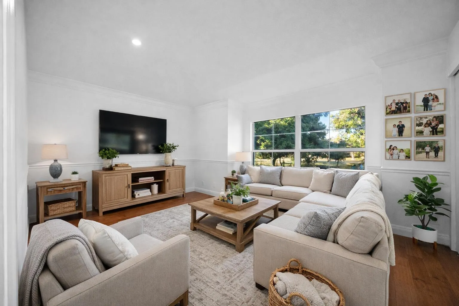 Brian WIlder 6934 Grapeview Blvd Loxahatchee Fl 33470 4 bed 3 bath plus guest house 2 bed 2 bath den/ 4th bedrrom down stairs