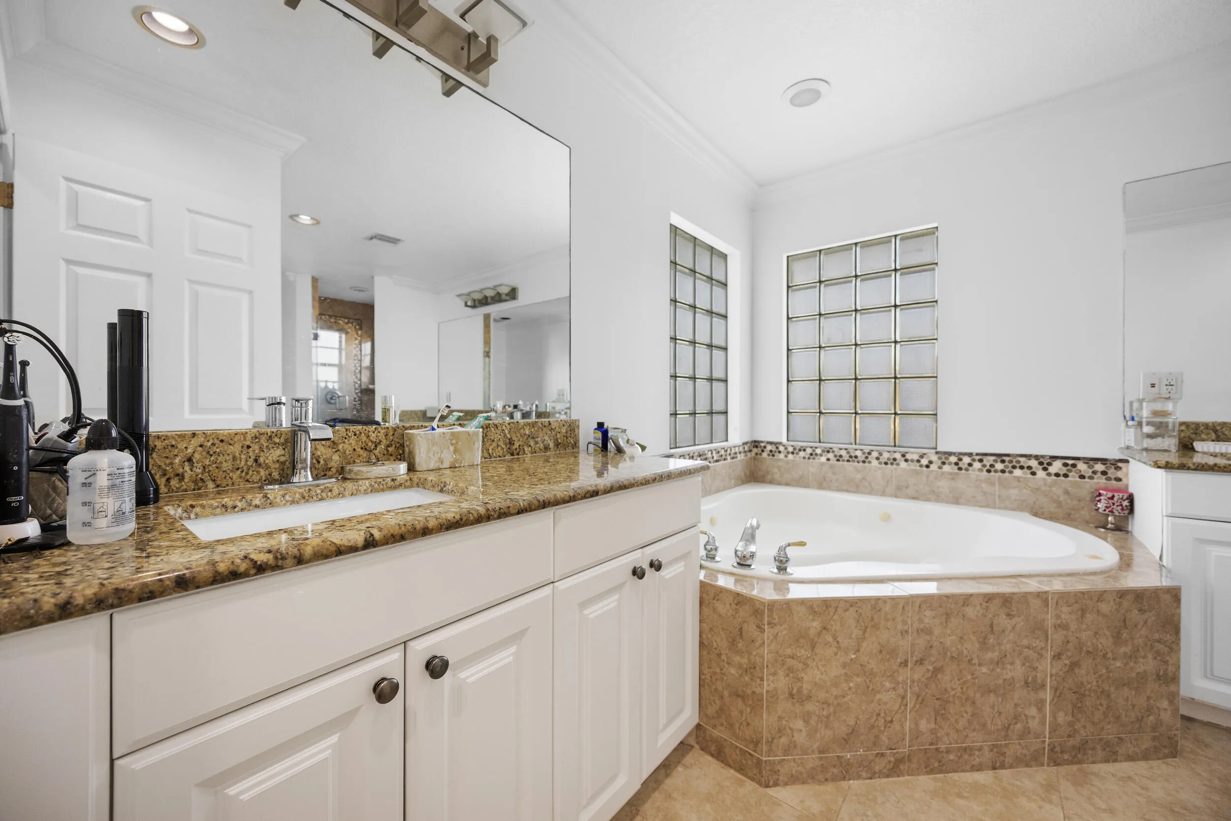 Brian WIlder 6934 Grapeview Blvd Loxahatchee Fl 33470 4 bed 3 bath plus guest house 2 bed 2 bath master bath jet tub