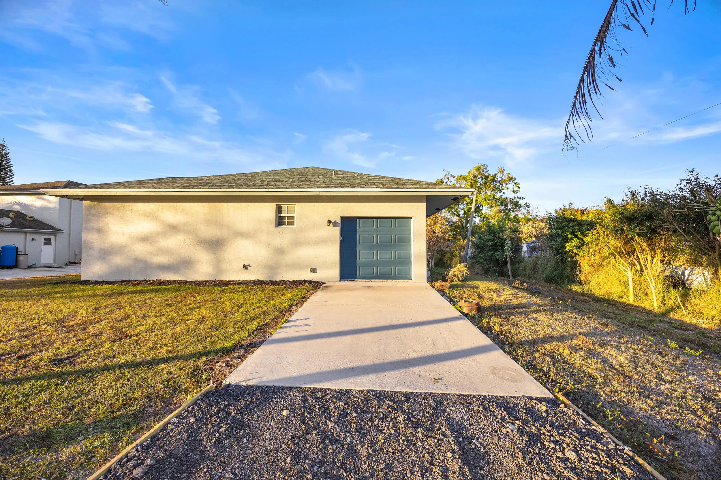 Brian WIlder 6934 Grapeview Blvd Loxahatchee Fl 33470 4 bed 3 bath plus guest house 2 bed 2 bath plus 1 car a garage and seperate driveway