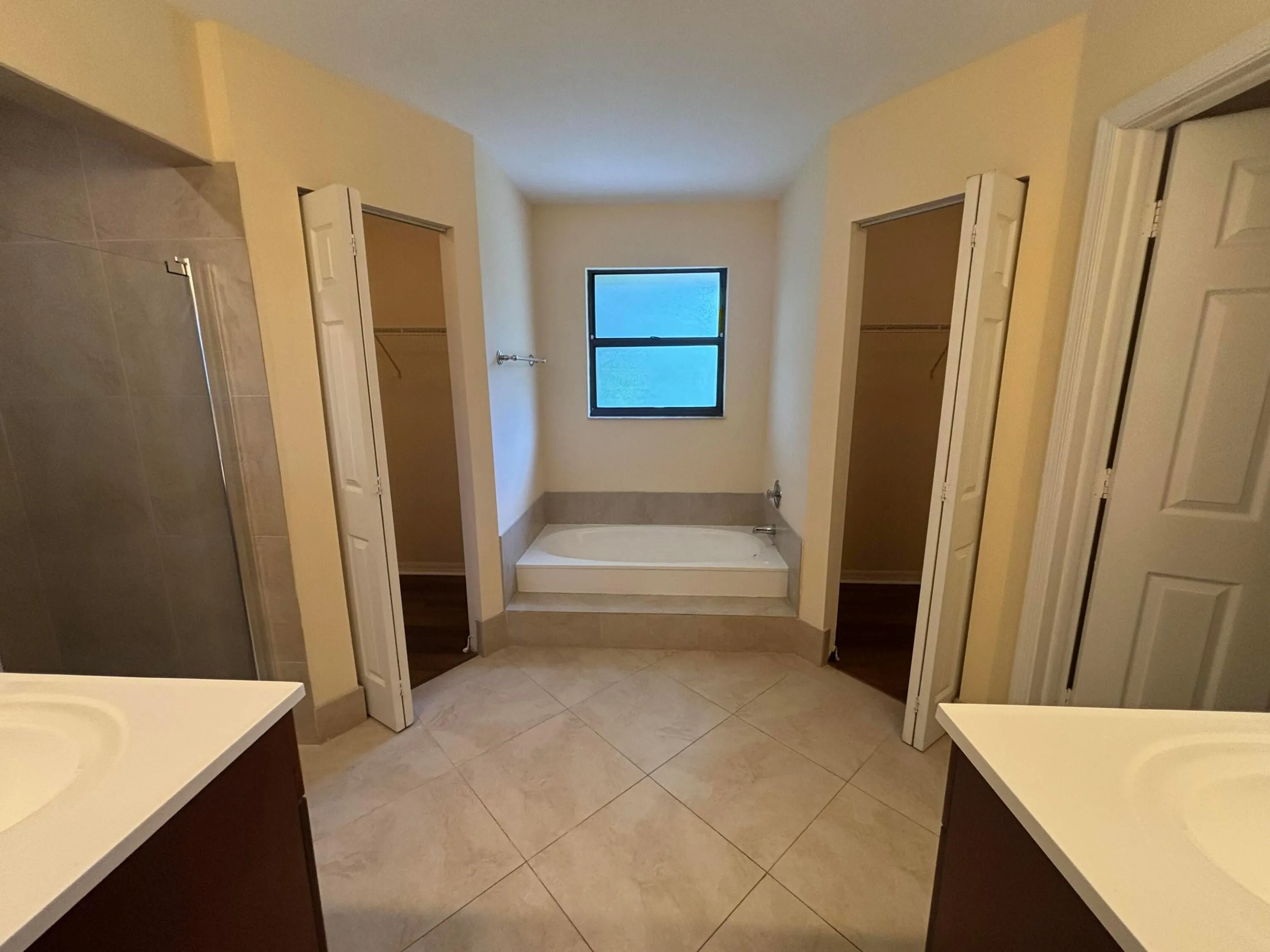 Master tub & closets