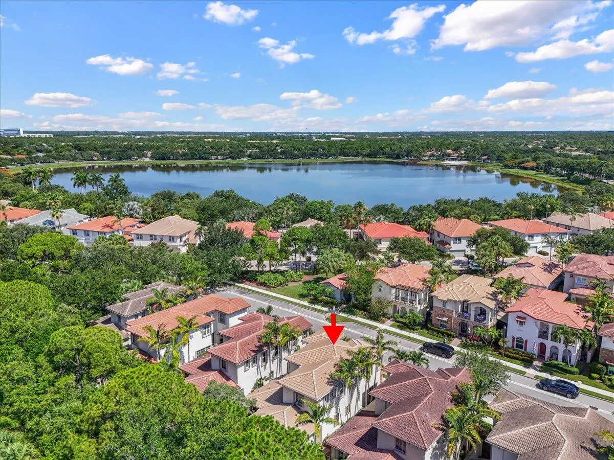 Walking Distance to Lake & Clubhouse