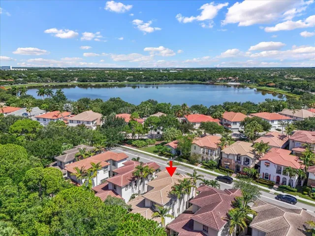 Walking Distance to Lake & Clubhouse