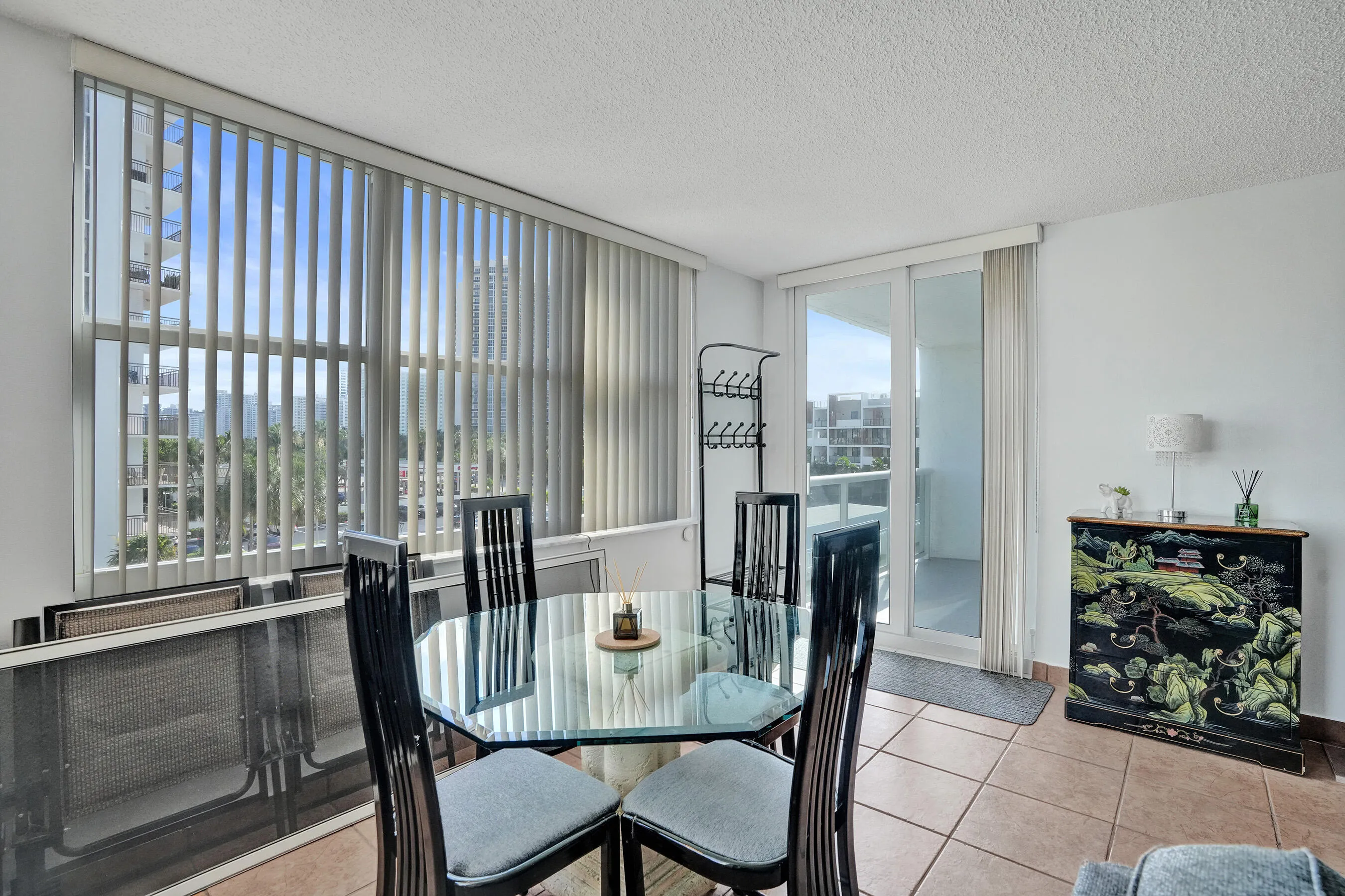 Dining Area - closeup