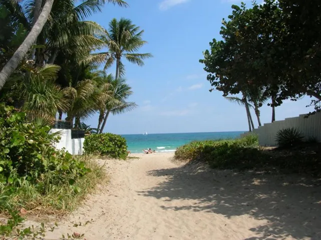Private entrance to Berkley Beach.