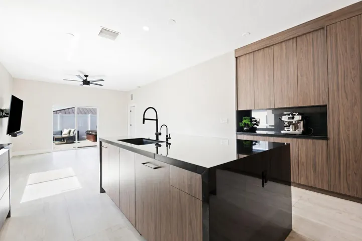 Kitchen & Bar