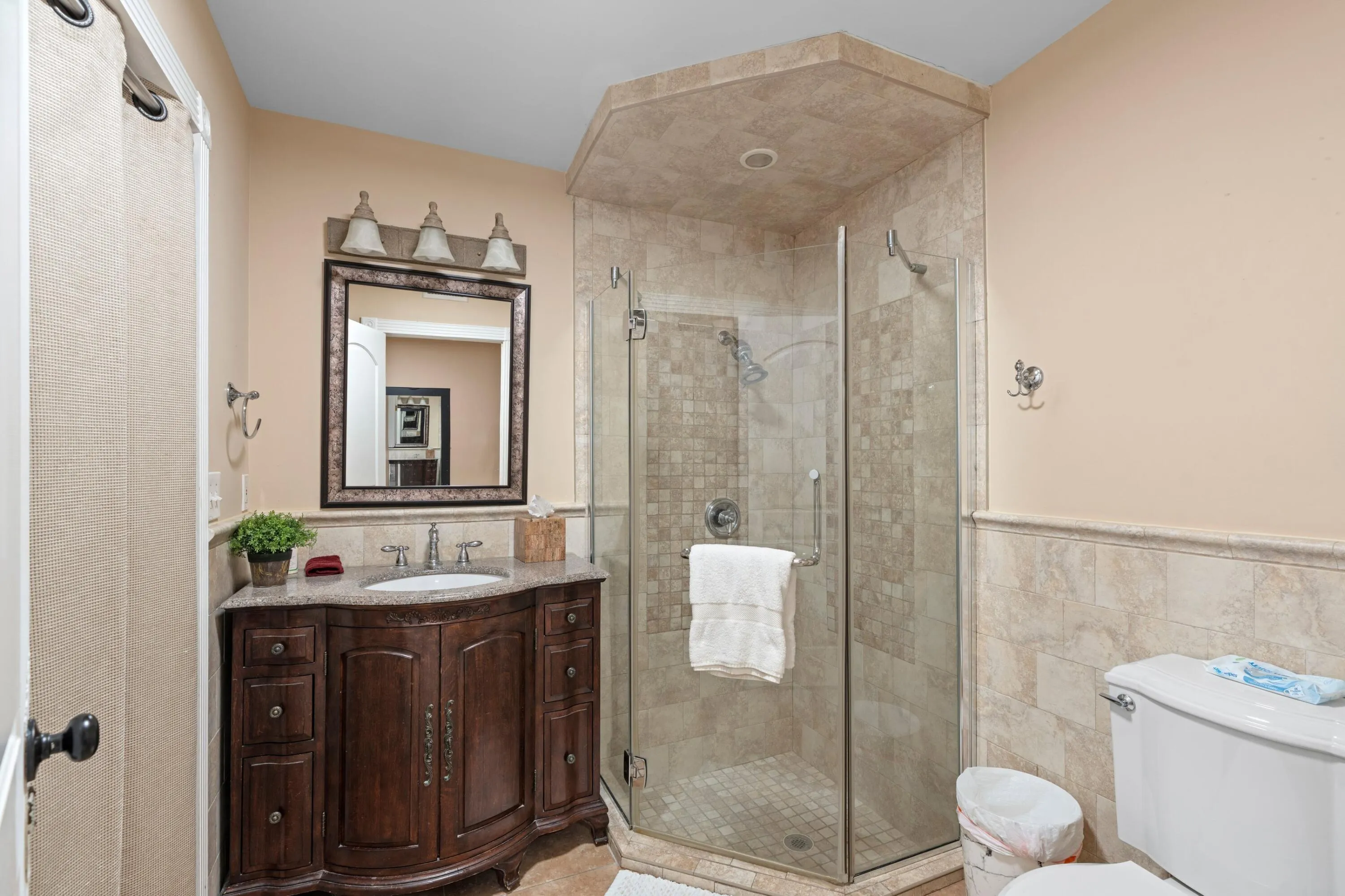 11 - Guest Bathroom (Downstairs)