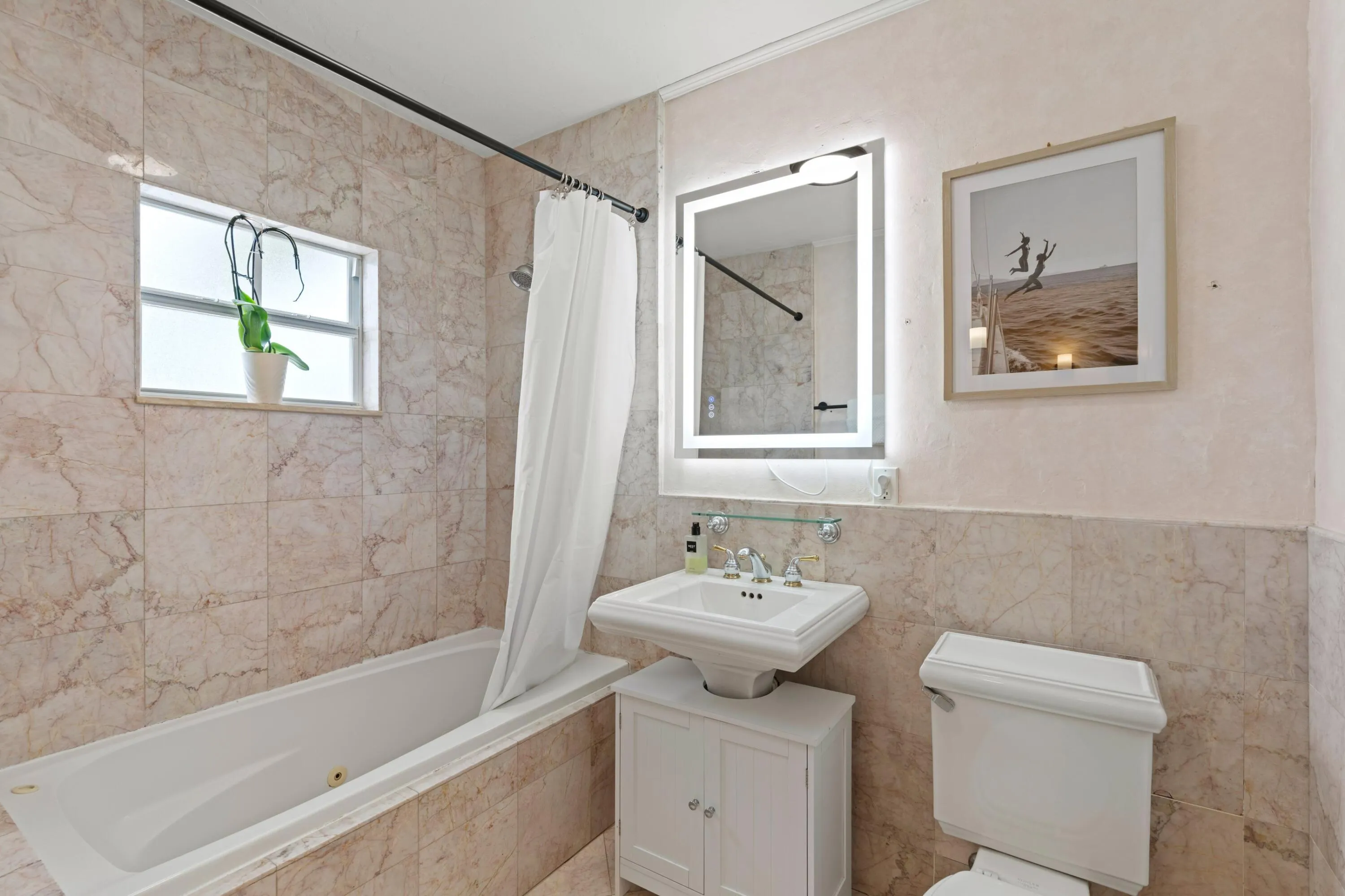 16 - Guest Bathroom (Upstairs)