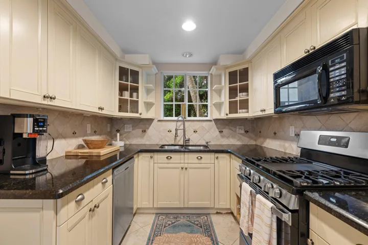 9 - Kitchen