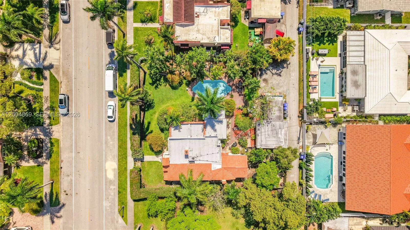 Double Lot: 3/2 Main House, 1/1 Guest House, Pool, Yard, Off-street Parking next to guest house, Boat/RV Parking