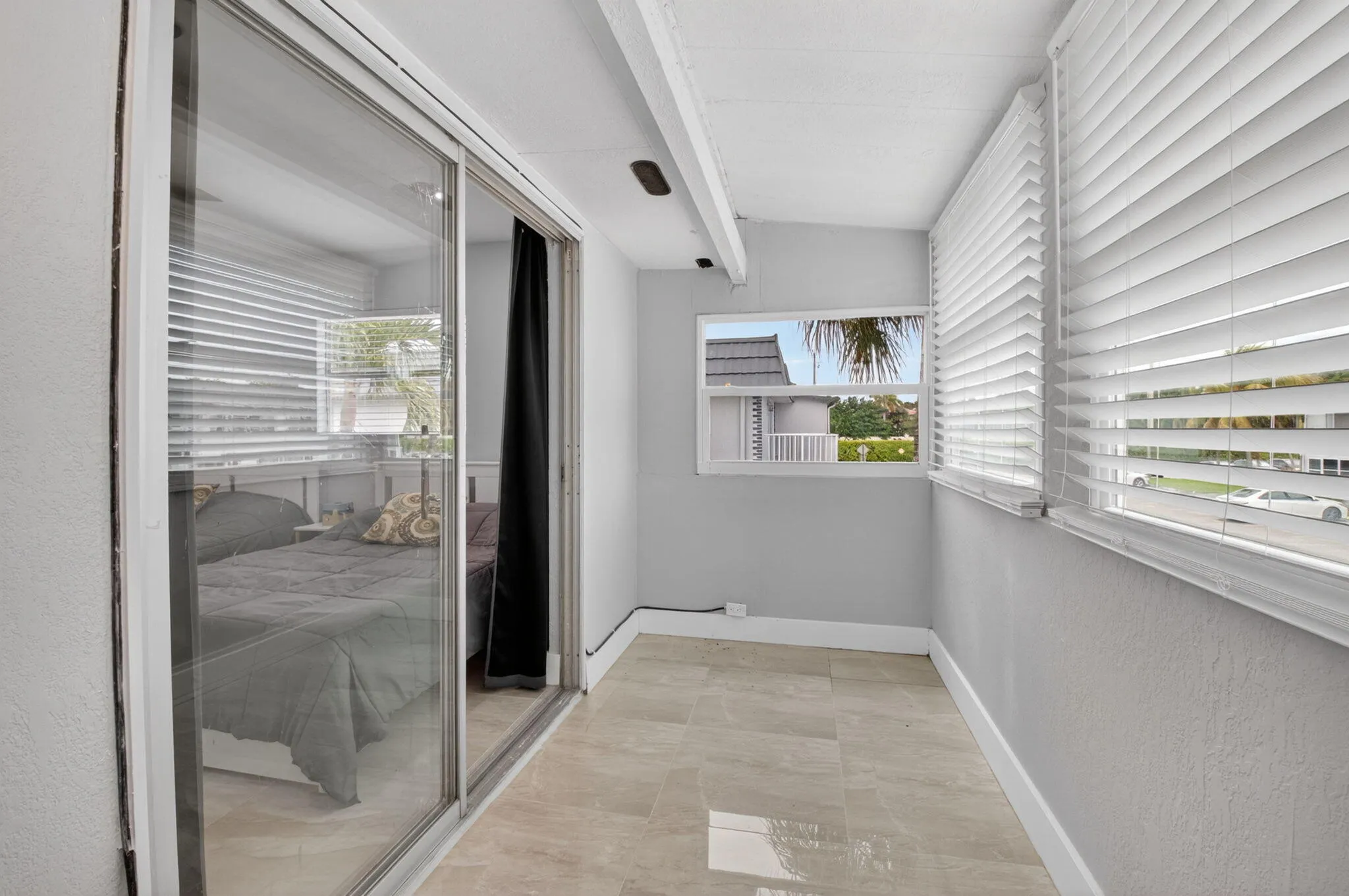 Plenty of space and natural light to enjoy your morning coffee!