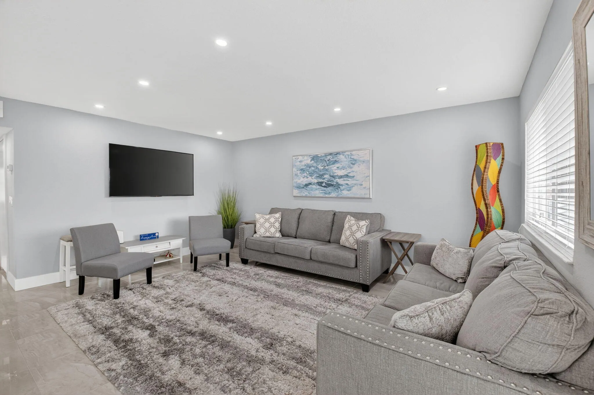 Light and bright living room space, perfect for entertaining!