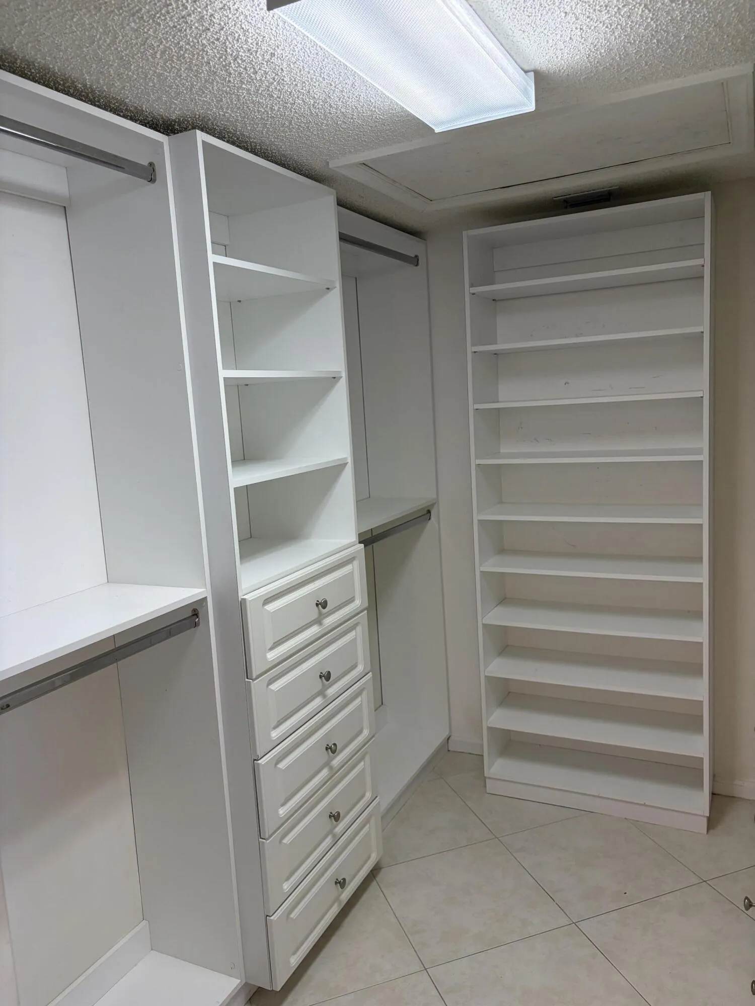 WALK-IN CLOSET