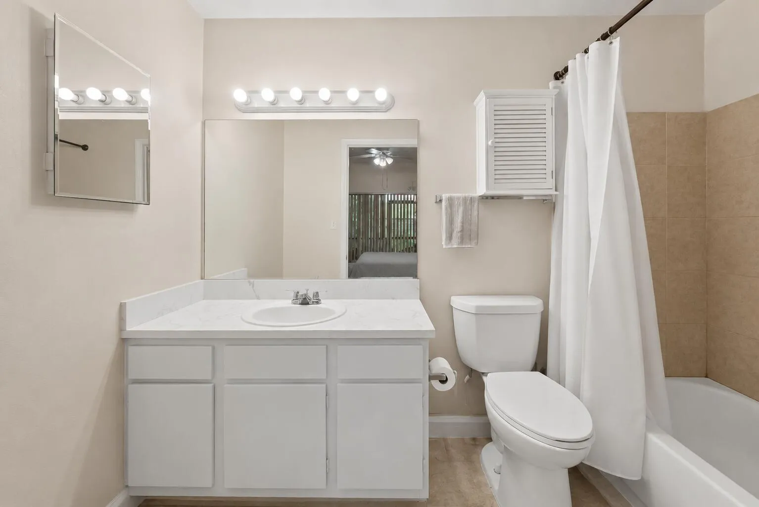 This image is virtually decluttered for purpose of Buyer visualization of the space.
