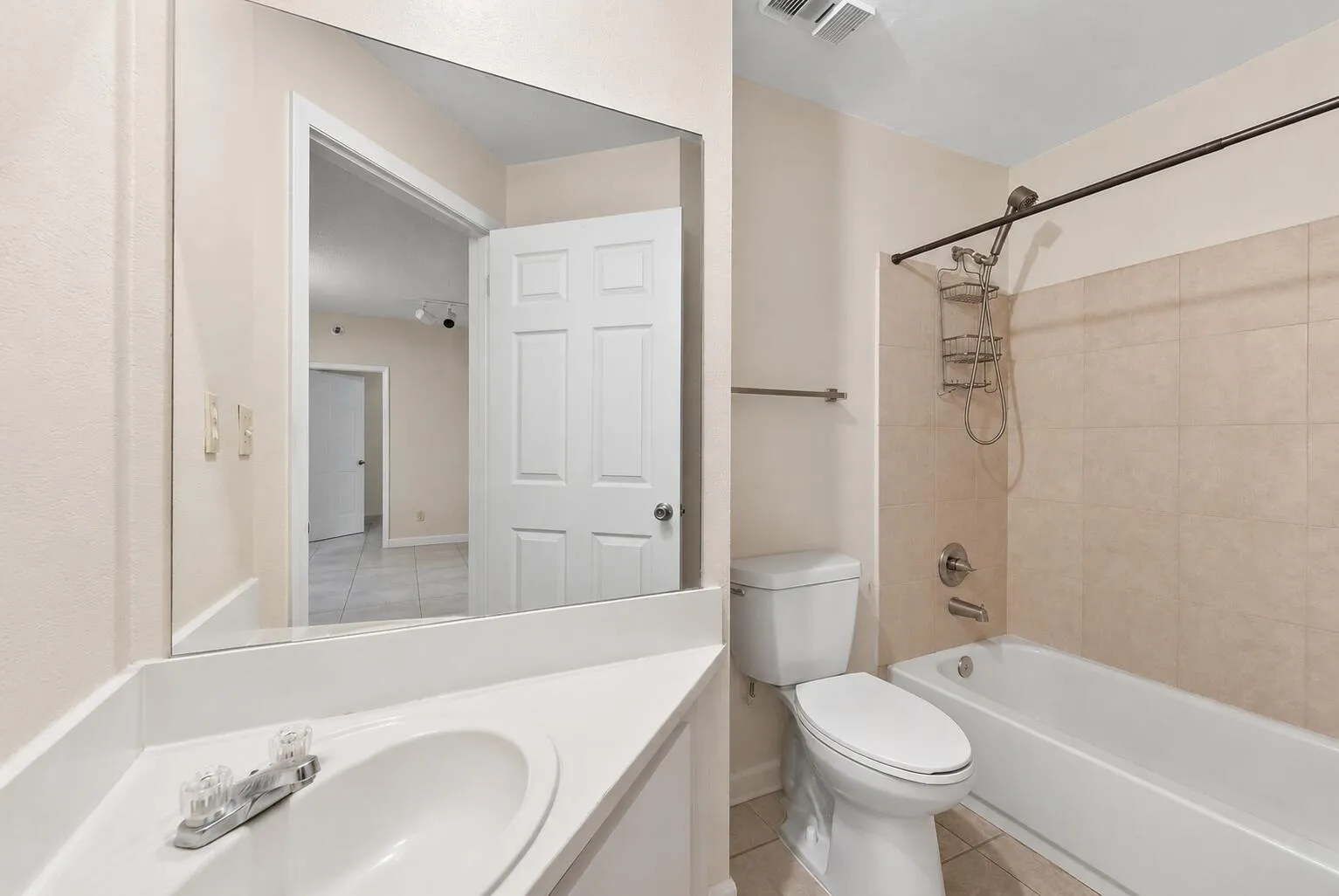 This image is virtually decluttered for purpose of Buyer visualization of the space.