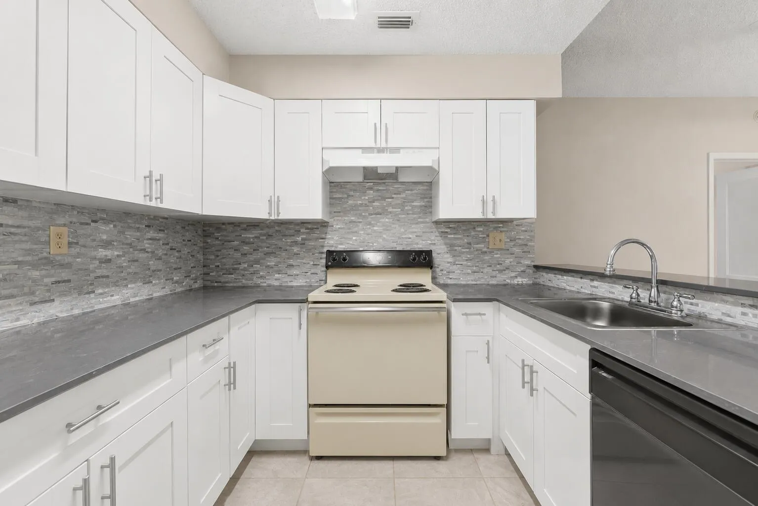 This image is virtually decluttered for purpose of Buyer visualization of the space.