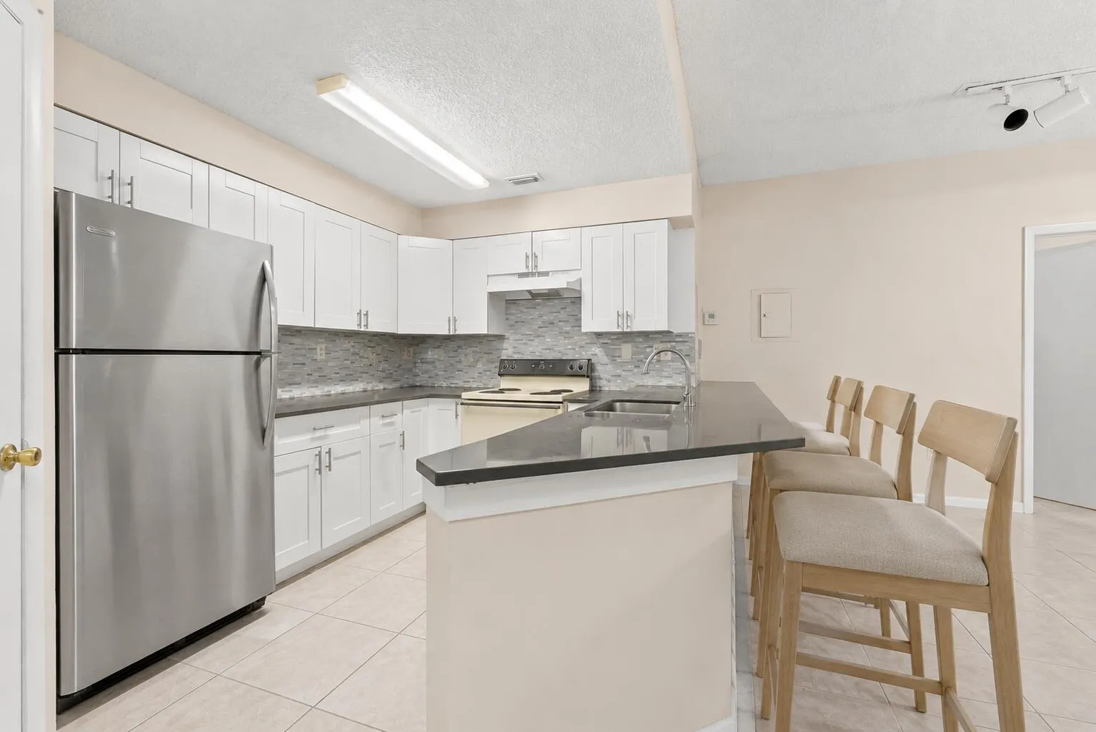 This image is virtually decluttered and staged for purpose of Buyer visualization of the space.