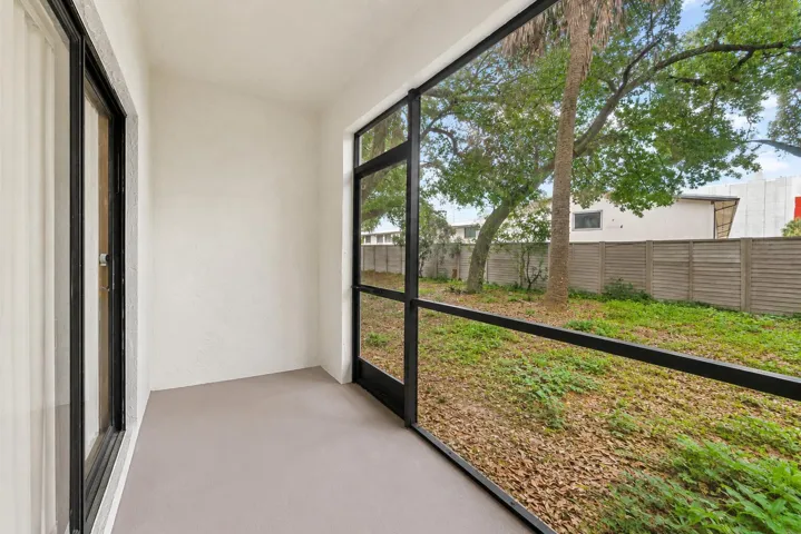 This image is virtually decluttered for purpose of Buyer visualization of the space.