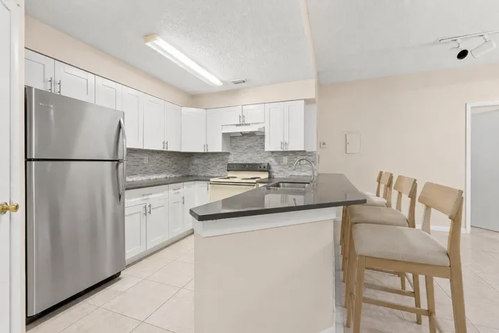 This image is virtually decluttered and staged for purpose of Buyer visualization of the space.