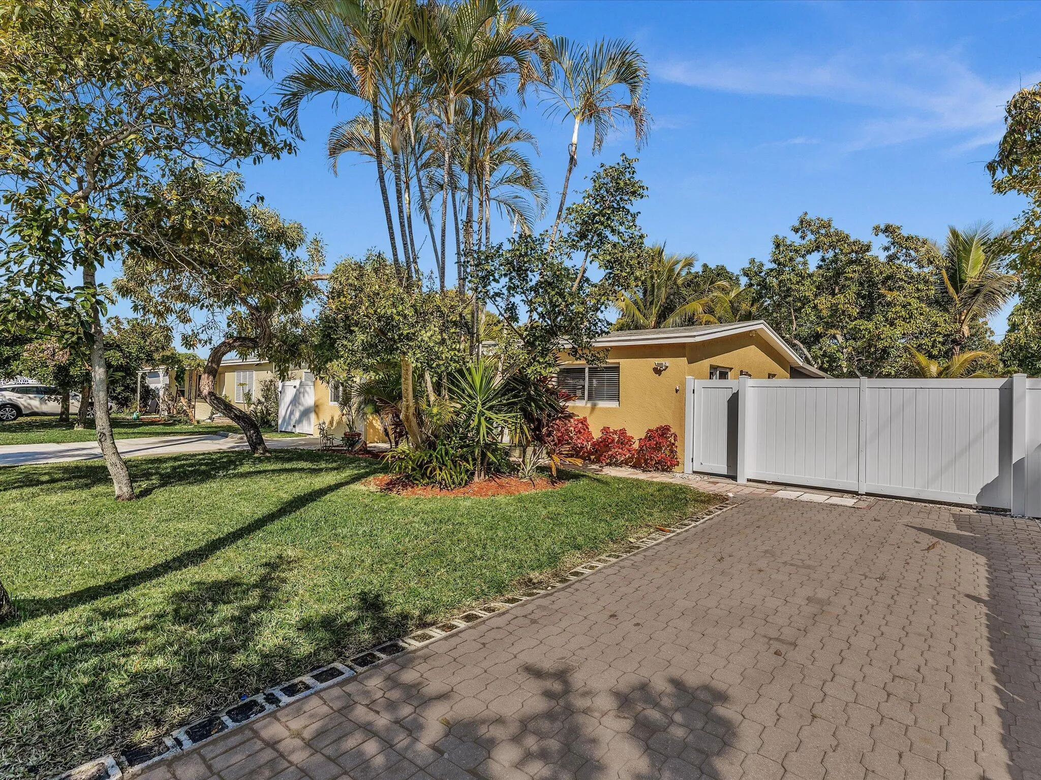 This is the east side driveway where you can fit 1 rows or 3 cars in front of the house plus 2 behind the gate