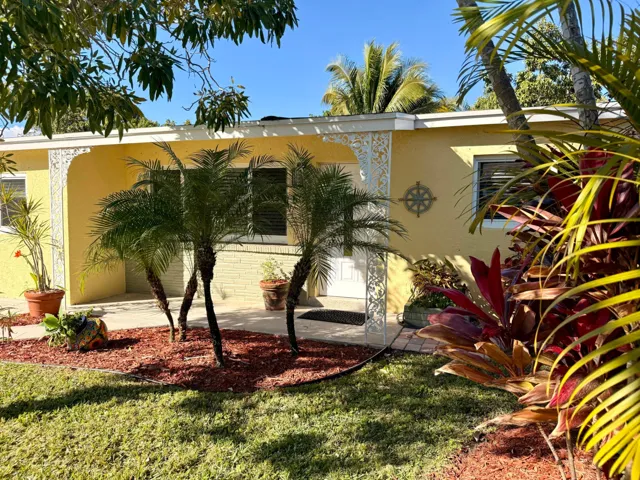 Bright, tropical curb appeal.
Classic Florida vibes.
Minutes to the beach