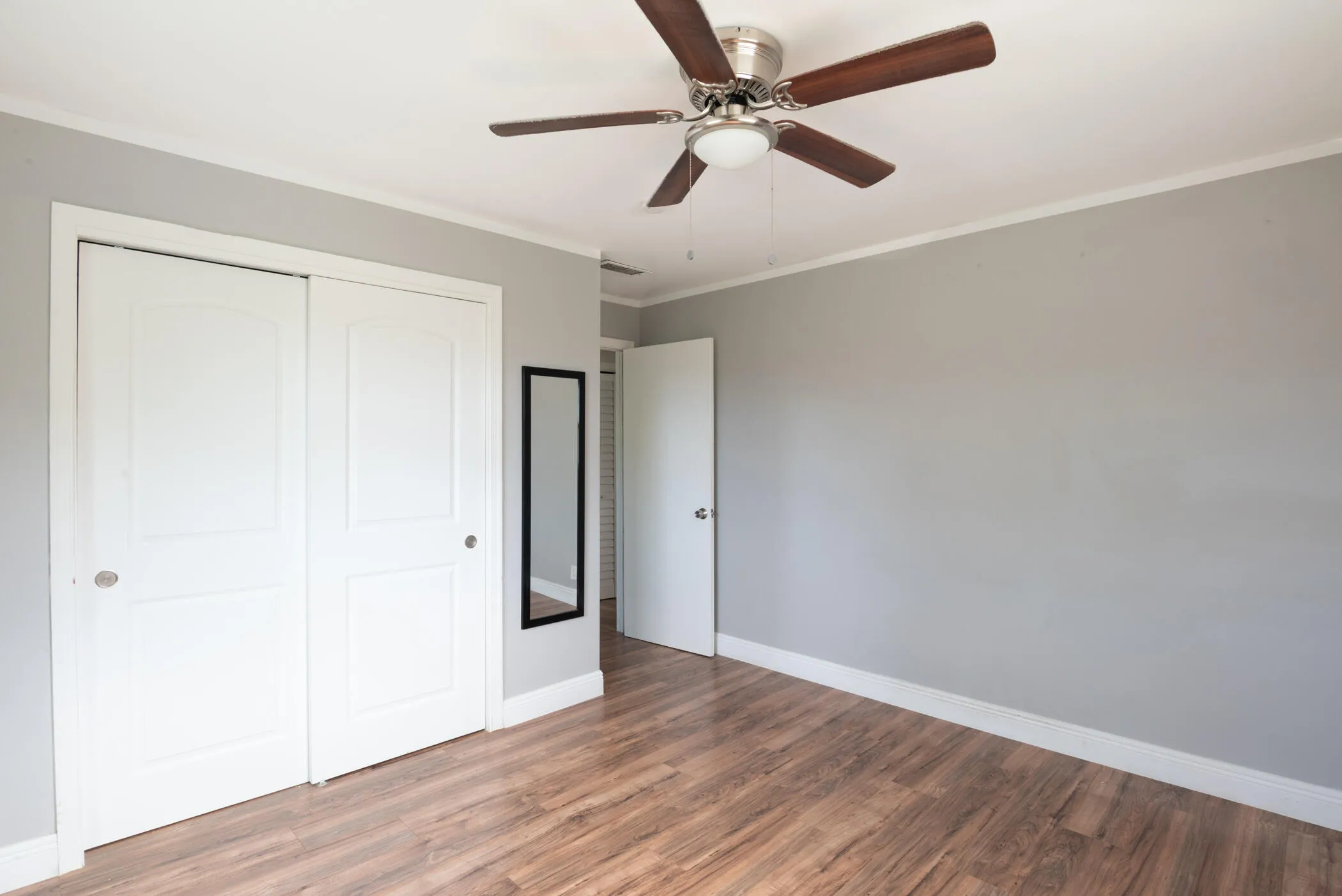 © Clark-715 N Swinton Ave. 2b-006