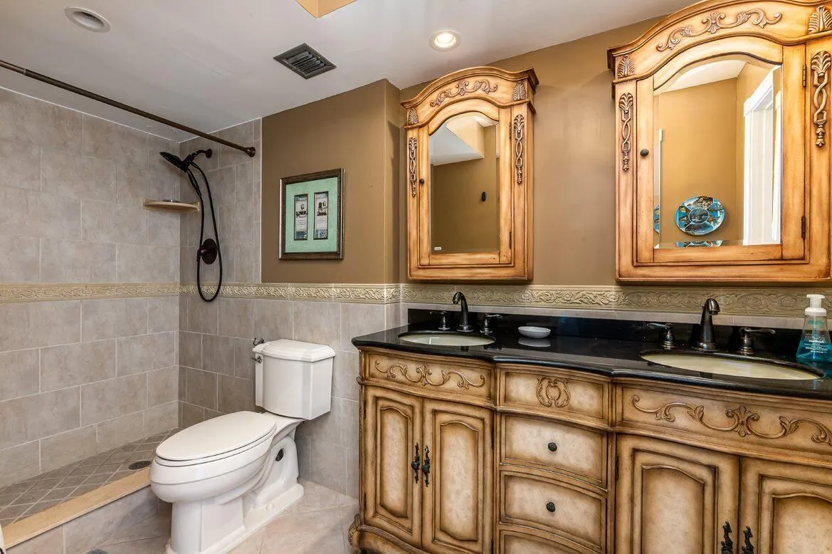 E309 Bathroom 2