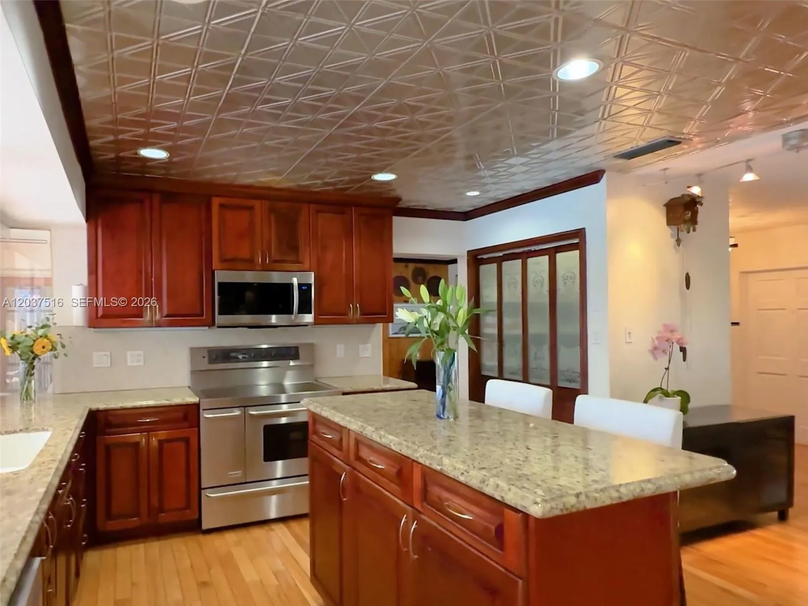 Spacious open kitchen with walk-in Pantry