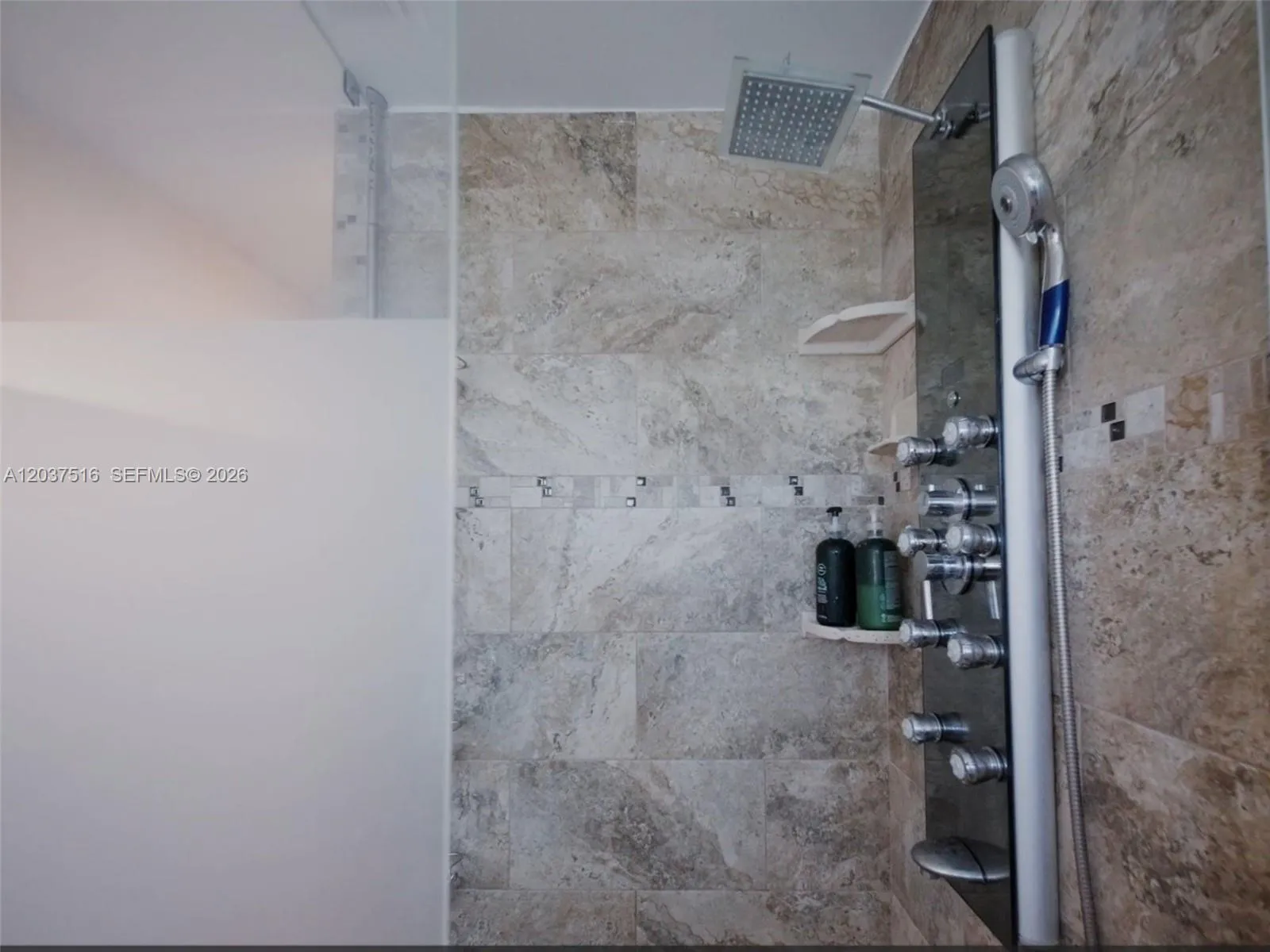 Master bathroom 2/ second primary