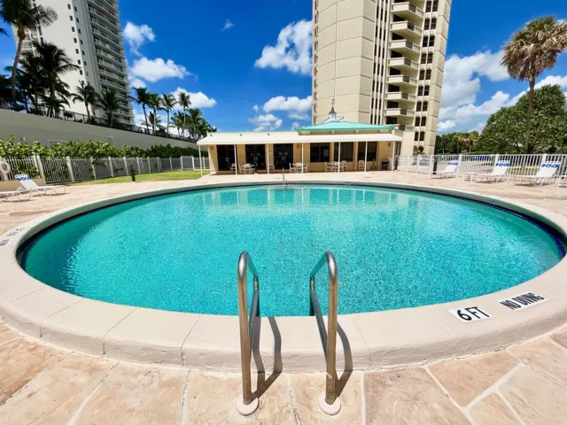 HeATED CIRCULAR POOL